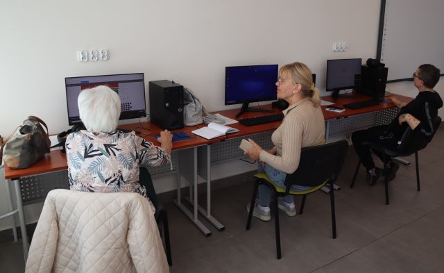 seniorki siedzą przy komputerach