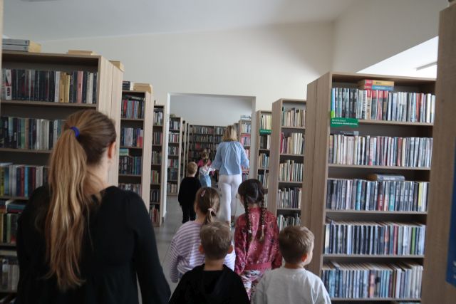 dzieci między regałami z książkami