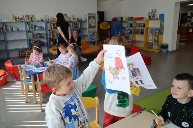 dzieci prezentują pokolorowane rysunki