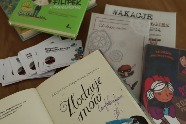 na stole rozłożone książki Małgorzaty Strękowskiej-Zaremby