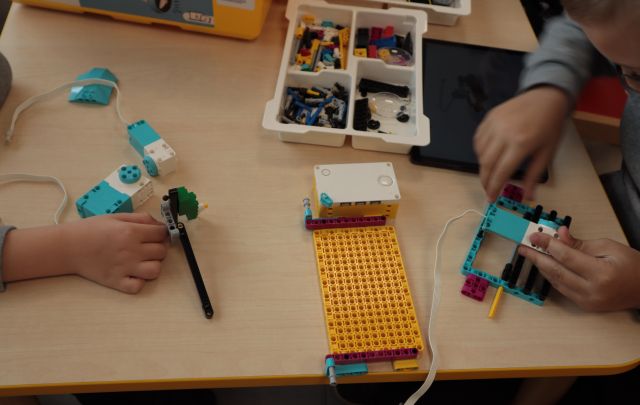 klocki Lego na stole
