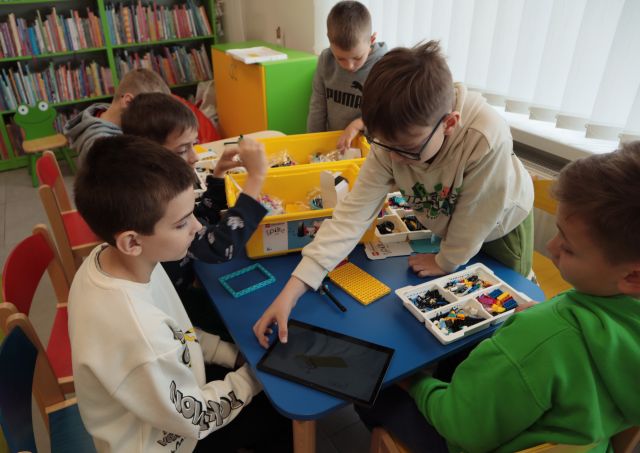 chłopcy budują z klocków Lego Spike Prime