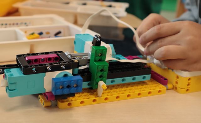 pojazd zbudowany z klockó Lego Spike Prome