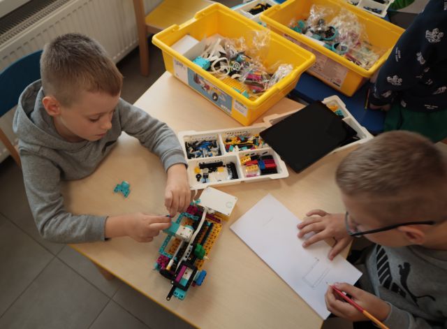 chłopcy budują z klocków Lego Spike Prime