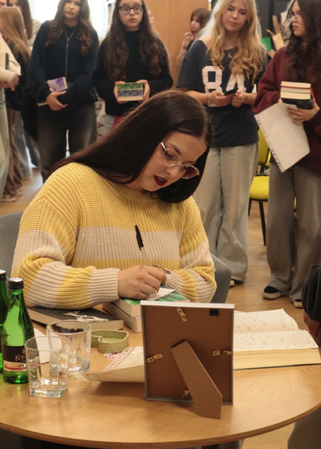 pisarka podpisuje książki