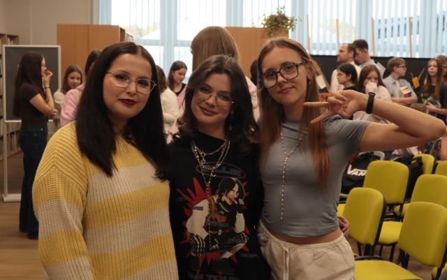 dwie dziewczyny opozują do zdjęcia z autorką