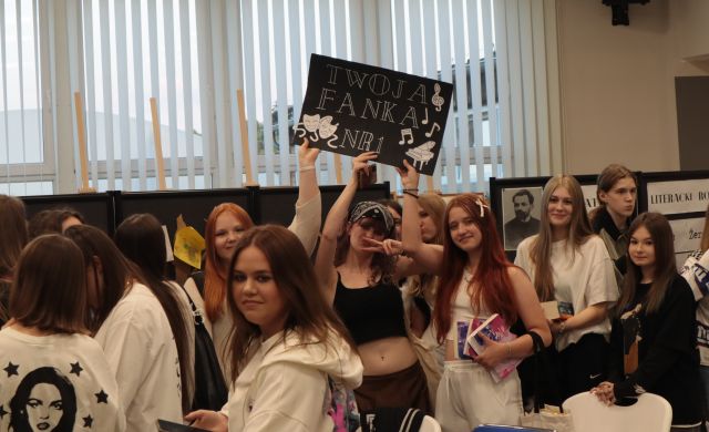 kolejka młodych ludzi po autograf do autorki