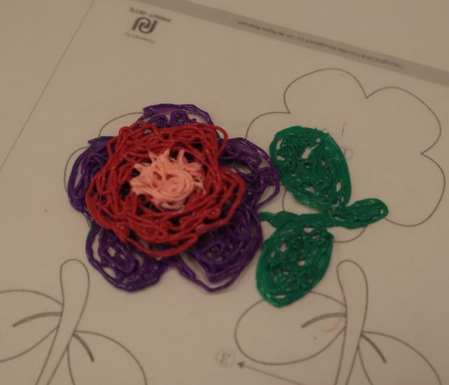 kwiatek wydrukowany długopisem 3d