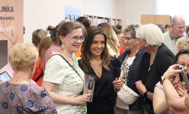 uczestniczki spotkania pozują do zdjęcia z autorką