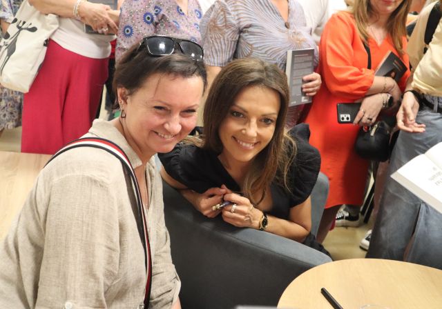 uczestniczka spotkania pozuje do zdjęcia z aktorką