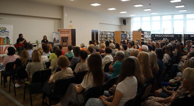 uczestnicy spotkania siedzą na krzesłach