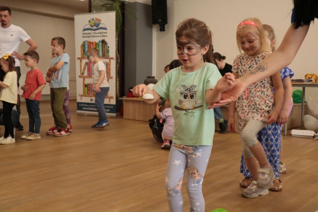 dzieci biorą udział w zabawie z przenoszeniem jajka na łyżce