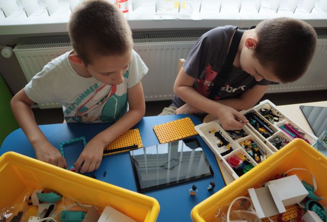 2 chłopców buduje z klocków Lego