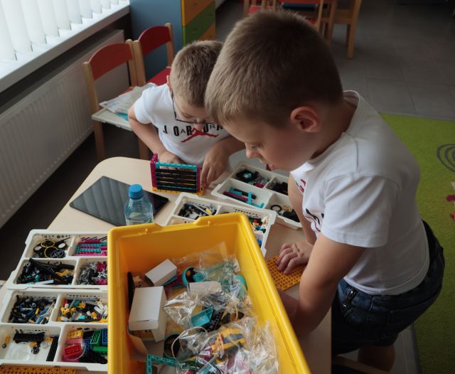 2 chłopców buduje z klocków Lego