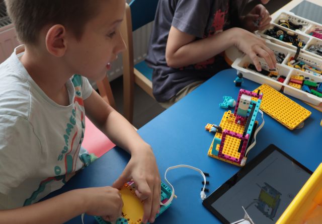 2 chłopcó buduje z klocków Lego