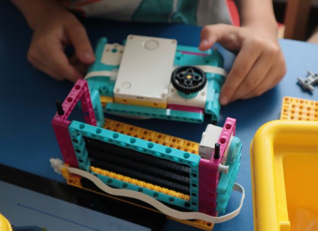 sejf z klocków Lego i dłonie dziecka