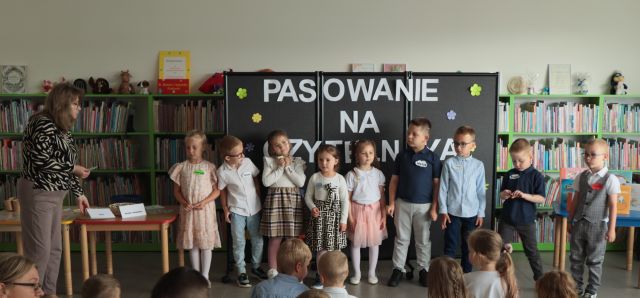 na zdjęciu dzieci stojące w rzędzie