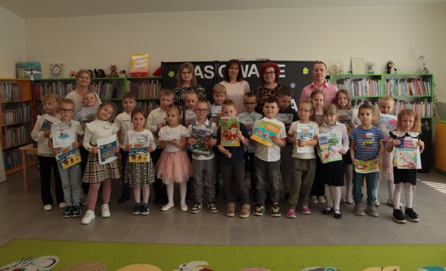 na zdjęciu grupa przedszkolaków, bibliotekarki i 3 nauczycielki