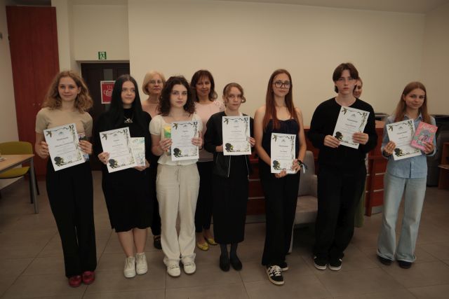 na zdjęciu 7 laureatów konkursu, dyrektorka biblioteki, bibliotekarka oraz nauczycielka