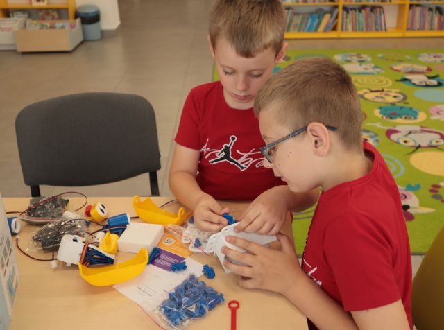 2 chłopców buduje z klockó LEGO