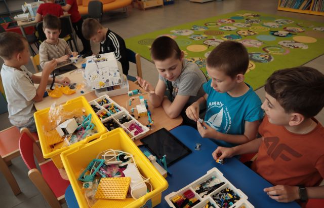 chłopcy budują z klocków LEGO