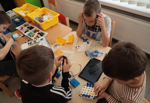 chłopcy budują z klocków LEGO