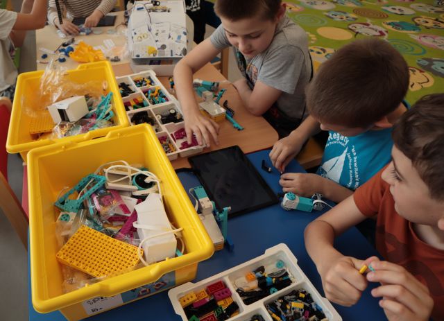 chłopcy budują z klocków LEGO