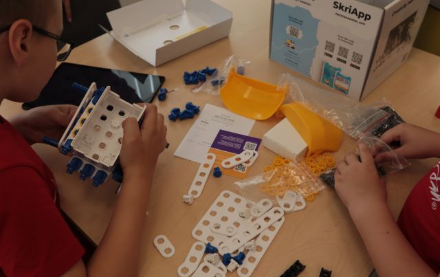 chłopcy budują z klocków LEGO