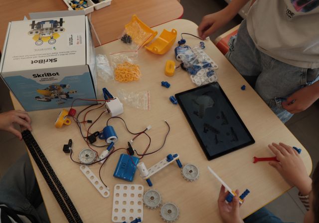 klocki LEGO i tablet