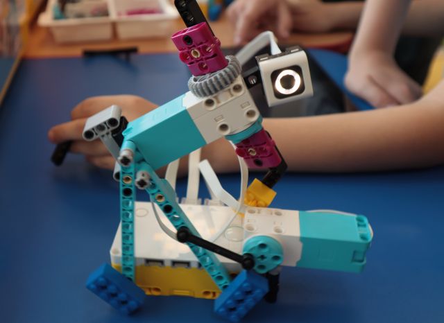 robot z klocków LEGO