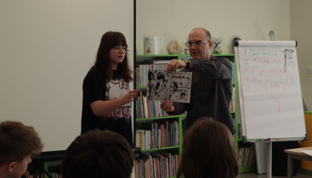 mężczyzna i dziewczyna z komiksem