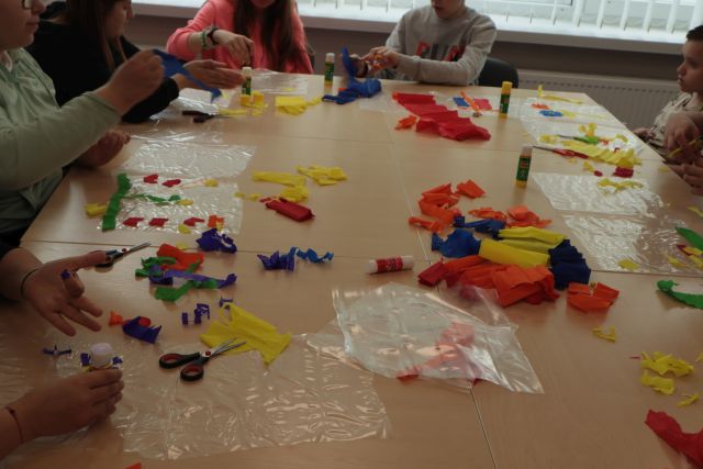 na stołach kolorowa bibuła