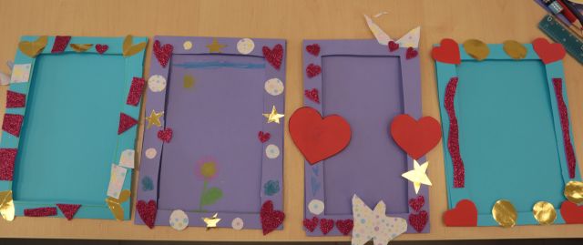 4 kolorowe ramki wykonane przez dzieci i rodziców