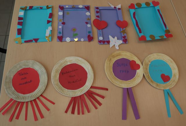 4 kolorowe ramki i 4 medale wykonane przez dzieci i rodziców