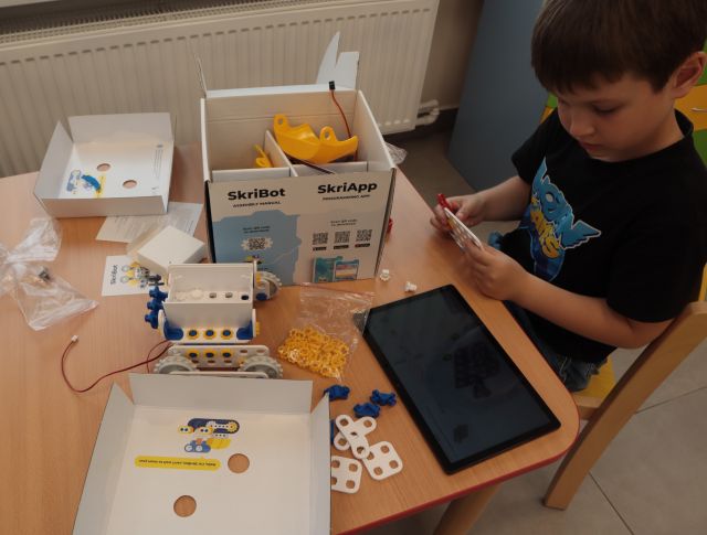 na zdjęciu dłonie składające klocki