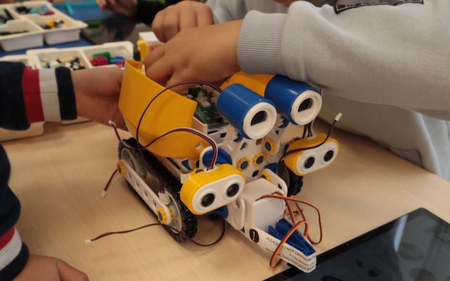 robot z klocków LEGO