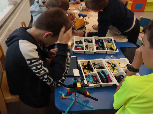 chłopcy skłądają klocki LEGO