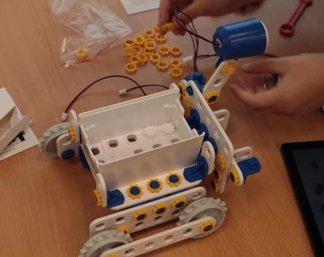 część robota z klocków LEGO