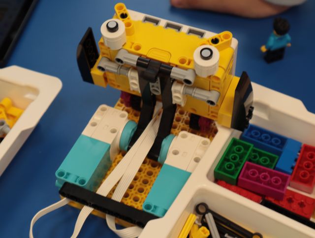 złożony robot z klocków LEGO