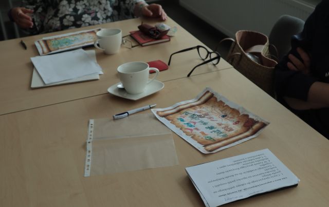 na stole kartki ozdobne, filiżanka i kartki