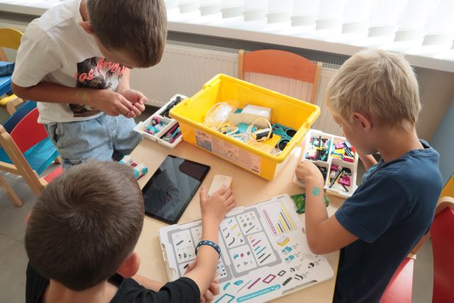 dzieci budują z klocków Lego