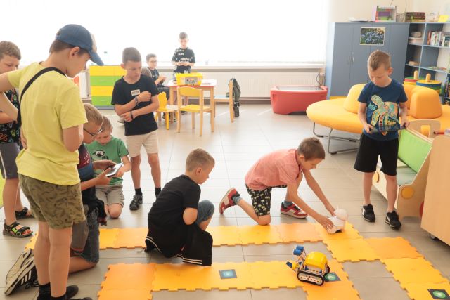 dzieci sterują robotami Photon