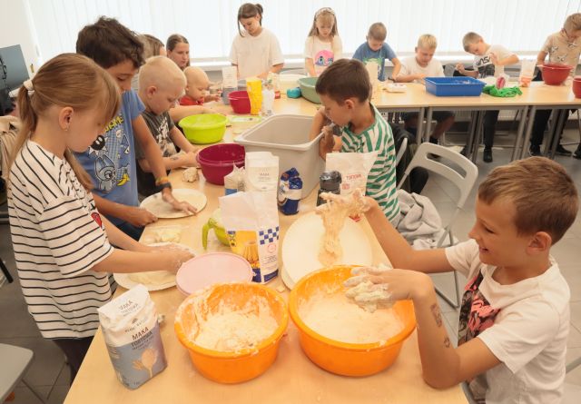dzieci mieszają ciasto w miskach