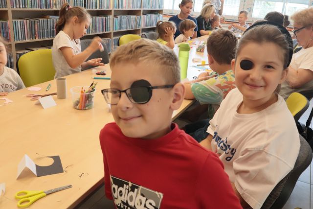 chłopiec prezentuje piracką maskę na oko