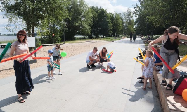dzieci i dorośli bawią się bum bum rurkami