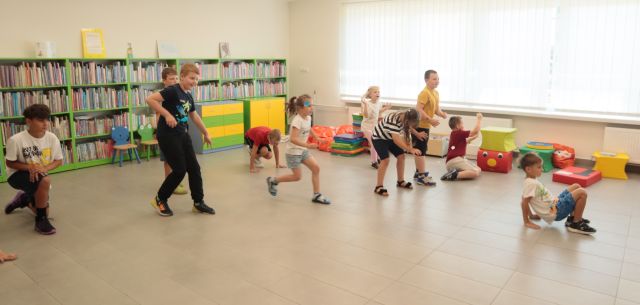 dzieci biegają w sali bibliotecznej