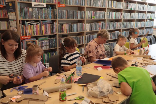 dzieci robią miecze z tektury
