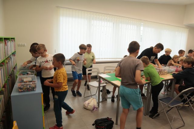 dzieci wybierają klocki