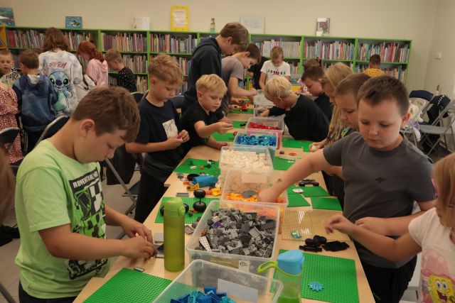 dzieci budują z klockó Lego