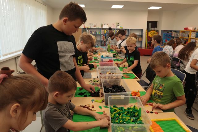 dzieci budują z klockó Lego